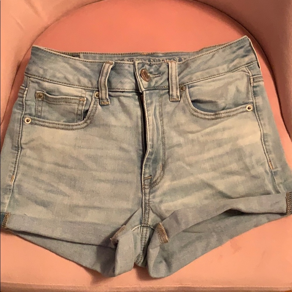 Lightwash American Eagle shorts